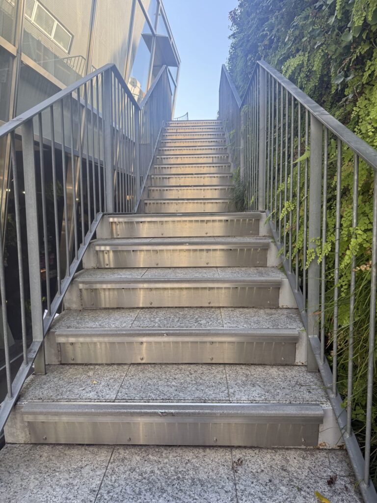 the SILKの入口に続く階段