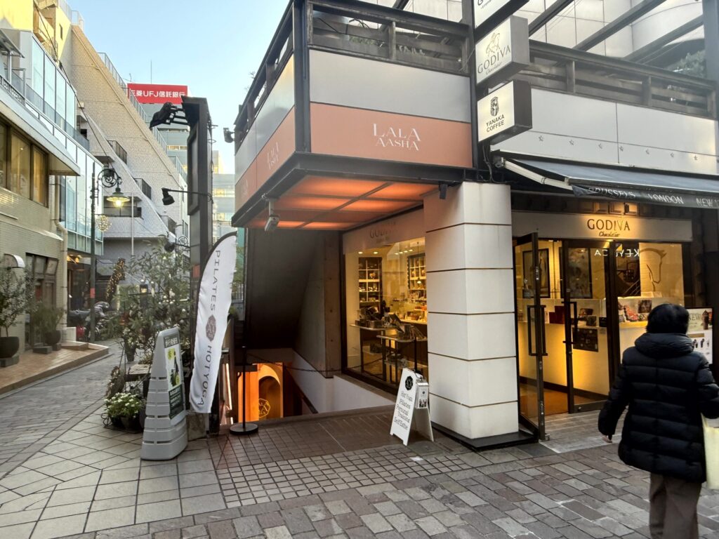 ゴディバが入っているビル地下1Fにララピラティスがある。