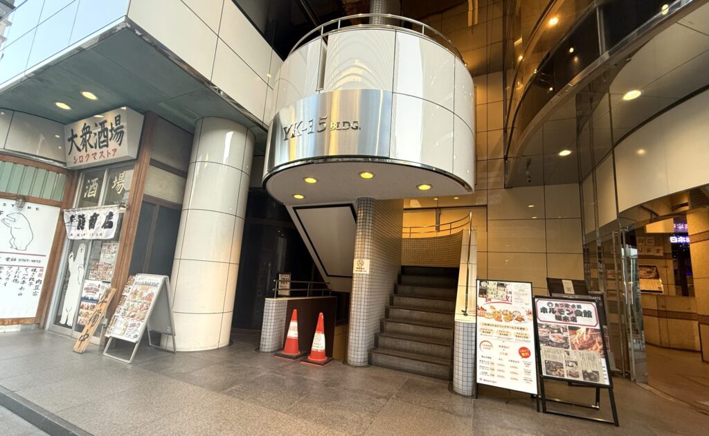 YK-15ビルの中央の目立つ階段